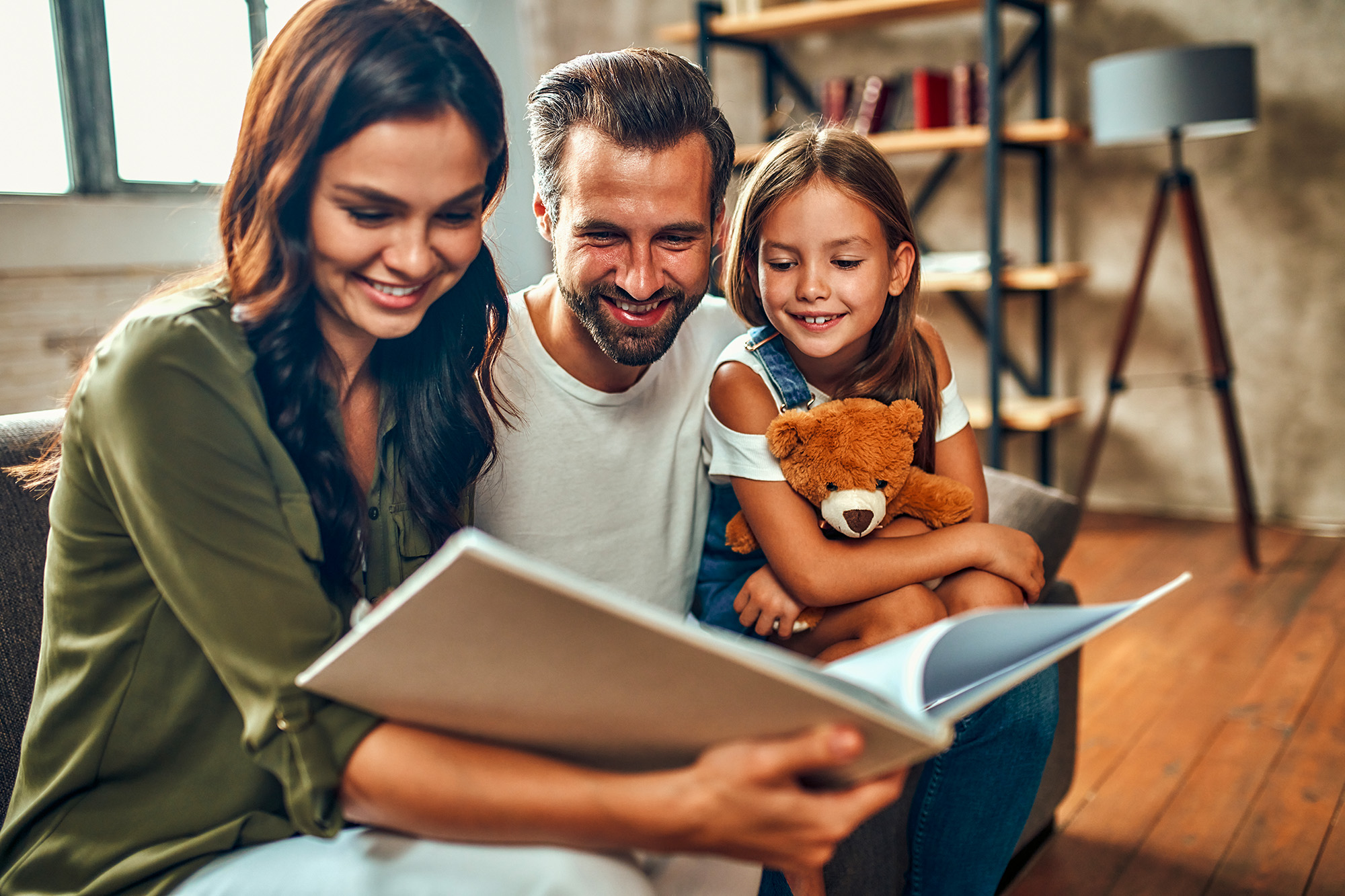 Familie vor einem Haus mit Solaranlage